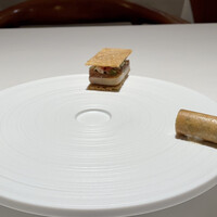 オマージュ - アミューズ
                    ◆ パニス
                    北海道産の大豆のパニスに大豆のフムス。
                    ◆ 山菜
                    クリスピーの中に山菜と花山椒の和え物を詰めています。
                    ◆ 鴨フォアグラ 
                    フォアグラとルバーブとジャムに、分葱のヌタをサンド。