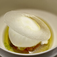 オマージュ - モッツァレラチーズにフルーツトマトとオリーブオイル、上に薄くした飴をのせています。
                    バジルの香りが爽やかに、トマトのコンソメの甘酸っぱいスープ、そこにモッツァレラのフレッシュさ、絶品うま旨な逸品です♪