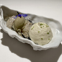 オマージュ - 追加：鳥羽の岩牡蠣尽くし
                    牡蠣のババロア、牡蠣とシャンパンのジュレ、更に牡蠣のソルベと牡蠣のムースをのせた逸品。
                    口の中が牡蠣だらけ、色々な牡蠣の味がミックスされますが、変なくどさはなく凄く美味しい♪