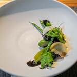 ルアン - イカ墨の衣のベニエと、 ボイルした蛍烏賊の2種、 薄い豆のピューレ、 もち麦のサラダ、 イカ墨のソース