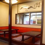 山泉 - 国分寺"山泉"店内小上がりと「粗挽細そば打ちの教室」、山口瞳＆関頑亭の書「玄妙腹白」