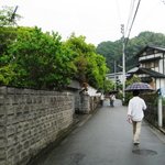 梅の花 太宰府別荘 自然庵 - 狭い道を歩いて行きます