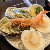 Kaisen Izakaya Hamayaki Ryouri Oogaki - 産地直送海鮮盛りセット　1,980円　の殻付き牡蠣、帆立、海老