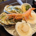 海鮮居酒屋 浜焼き料理 大垣 - 産地直送海鮮盛りセット　1,980円　の殻付き牡蠣、帆立、海老