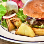 イート グッド プレイス - オーストラリア産 グラスフェッドビーフのハンバーガー@税込1,500円：ローストポテト＆自家製ピクルスも付いてます。