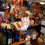 サルメリアロッキュー - 店内のインテリアもアメリカン。
      魅力的な食材もずらり。