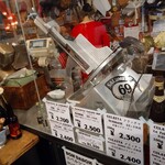 サルメリアロッキュー - この特注と思われるスライサーで生ハムたちがカットされます