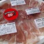 サルメリアロッキュー - 25×32ｾﾝﾁの楕円形の紙皿にキレイに盛り付けてくれます。
      店主いわく、「生ハムは鮮度が命！」
      切り立て30～1時間以内に食べられる人はこれが買えます♪(私は急いで帰ります)