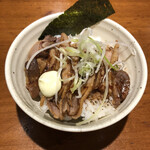 麺酒一照庵 - 炙り親鶏飯はご飯物で一番オススメです。親鶏のしわさは全く無く甘めのタレなので、ラーメンと交互に永遠ループしちゃいます。