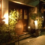 Trattoria La Testa Dura - 蕎麦屋神田まつやに隣接しています！！茶色のビルで緑のテント☆