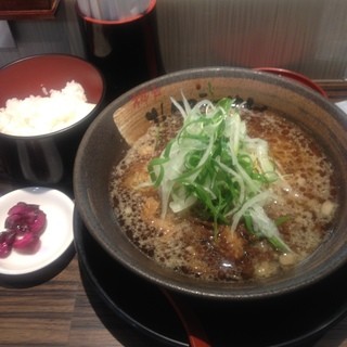 神戸北野ラーメン 縁 - 神戸ぼっかけ麺（牛すじ煮込みラーメン）＋ライス¥750
ベースは細麺の中華そばで牛すじ煮込みは旨かったけど、スープが甘く、別々に食べれば旨いかも、て感じでした。