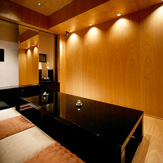 Private rooms are equipped with TVs, and the restrooms are equipped with various amenities.