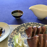 大谷酒造 - 肴①は、紀ノ国屋で買った千葉県産の鰹 (私はおろし生姜で)