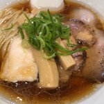 寿製麺 よしかわ - イベリコ焼豚のせ醤油らーめん 900円(税込)