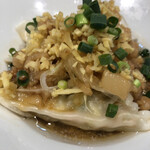 寿製麺 よしかわ - 背脂乗せ生姜水餃子 450円(税込)