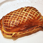 ラチュレ - ブルターニュ産ルージェ（ひめじ）のパイ包み焼き