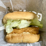 ケンタッキーフライドチキン - ◼️ガリマヨベーコンサンド（480円）
フライドチキン柔らかくて若干ジューシー
ニンニク感そこまでない。
黒胡椒がしっかり！
レタス多くてみずみずしくて美味しい。
ベーコン薄いけど脂身多くて美味。