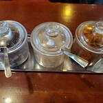 欧風カレー ボンディ - テーブル上の付け合わせ