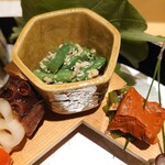 銀座 しのはら - 三度豆の胡麻汚し、滋賀の赤蒟蒻、バチコ、万願寺唐辛子