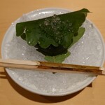 銀座 しのはら - 柏の葉で包んだ蓬の葛饅頭