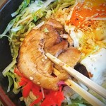 ニューかねこ - レタスの下に沢山こいつが隠れていた！ご飯もたっぷり！他の具材のおかげでさっぱり食べられる！