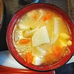 ニューかねこ - けんちん！ほぼ豚肉が無い豚汁。野菜がごろっとたっぷり入ってて食べ応えがある汁？