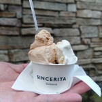 ジェラテリア シンチェリータ - DUO540円(左はウバティー、右は伊予柑カモミール)