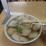 坂内食堂 - チャーシューは食べやすい厚さです