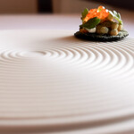 ラ・トゥーエル - スモークサーモン、よもぎサブレ、マスドキャビアがこちらを見ています