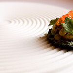 ラ・トゥーエル - スモークサーモン、よもぎサブレ、マスドキャビアが近寄ってきました