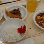 Kinugawa Roiyaru Hoteru - 取った料理たち2。
                        カレーと麻婆豆腐を混ぜてみました。