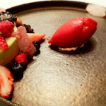 ラ・トゥーエル - ピスタチオ、ベリー色々、サワークリームイチゴ