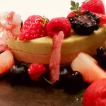 ラ・トゥーエル - ピスタチオ、ベリー色々、サワークリームイチゴ