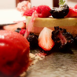 ラ・トゥーエル - ピスタチオ、ベリー色々、サワークリームイチゴ