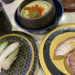 Hamazushi - 炙り寿司と茶碗蒸し