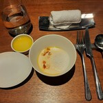 熱々が嬉しいカリフラワーのズッパ、カトラリーもスッキリとスタイリッシュな印象