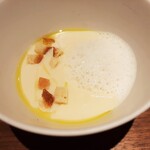 トロ～リまろやかでコク深いカリフラワーのスープ、生ハムのエキスにハーブや牛乳を合わせたミルクの泡や香ばしいクルトンと共に