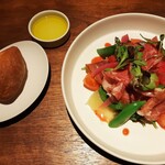 前菜はプロシュートとコッパのインサラータ、柑橘類のビネグレット、1つ目の自家製パンはセミハードのリュスティック