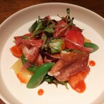 お皿の上がお花畑のように華やか♪パルマ産のプロシュートとコッパ、2種類の生ハムに柑橘を組み合わせたサラダ