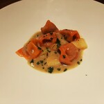 ヴィア・デル・エンメ - 温前菜はゴルゴンゾーラのクレマに浮かべた、鴨肉トルテッリーニ（具を包んだラビオリのようなパスタ）