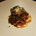 ヴィア・デル・エンメ - 猪肉にトマトや香味野菜を合わせた、リッチな猪肉のボロネーゼ、たっぷりパルミジャーノ