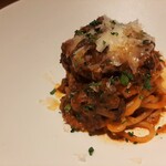 ヴィア・デル・エンメ - 手切りにしたゴロッと大きな猪肉はパンチのある旨味、程よい太さでもっちりアルデンテのパスタや削ったパルミジャーノも香り豊か