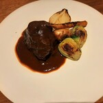 ヴィア・デル・エンメ - ドーンと塊で迫力満点のメインは、牛ほほ肉の赤ワイン煮込み！お皿を揺らすとフルフル揺れるほどの柔らかさ