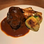 ヴィア・デル・エンメ - 口いっぱいに旨味が広がる牛ほほ肉に赤ワインソースをからめて♪トロッと焼いた小玉ねぎに、芽キャベツや姫人参のグリル、アピオス（ほど芋）など