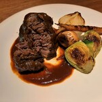 ヴィア・デル・エンメ - 赤ワインや香味野菜、ハーブなどと共に4時間以上煮込んだ牛ほほ肉は、繊維に沿ってほぐれコラーゲン部分はとろっプル♪