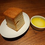 ヴィア・デル・エンメ - こんがり温かいフォカッチャは表面サクサク、中はホロホロきめ細やか♪華やかな香りでまろやかな北イタリア産オリーブオイルが合う！