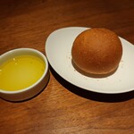 ヴィア・デル・エンメ - 全粒粉を使った丸いパンは、ふんわり柔らかで口溶け良く優しい味