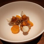 ヴィア・デル・エンメ - ドルチェはアーモンドプラリネのムースに、紅茶のメレンゲや金柑のコンポート、キャラメルがけのヘーゼルナッツなど