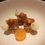 ヴィア・デル・エンメ - キューブ型のひんやりアーモンドプラリネのムースは、表面にはタンカン（柑橘）のジャムとキャラメルのコクや甘味が合う！