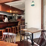 タベルナ・ユキ - 店内のカウンター席の風景です
